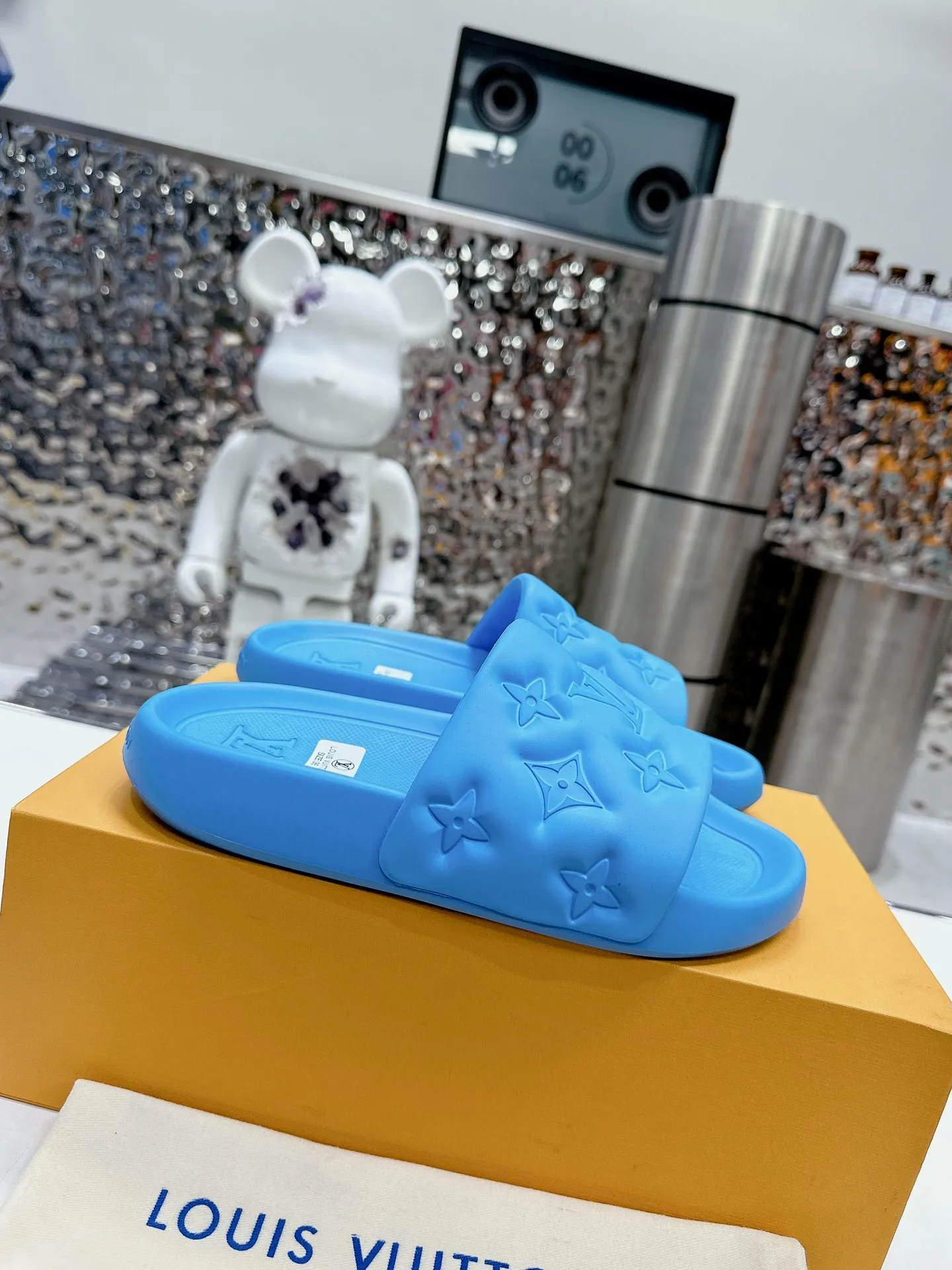 [L Home] P: 280💰 ▪️Shoe size: Women's 35-40 Men's 38-46▪️Packaging: Counter top quality~original packaging 𝟐𝟎𝟐5 Louis Vuitton counter's new embossed slippers, lv monogram embossed slippers, Waterfront sandals are back with a new look, and the upper buckle is embossed with lv's iconic Monogram pattern. Made of waterproof rubber with a comfortable and resilient insole. The lightweight, flexible outsole is embossed with the Louis Vuitton logo. ▪️Fabric: Original molded rubber foam surface ▪️Technology: embossed logo ▪️Sole: Original molded rubber foam outsole ▪️Sole thickness: 3CM.
